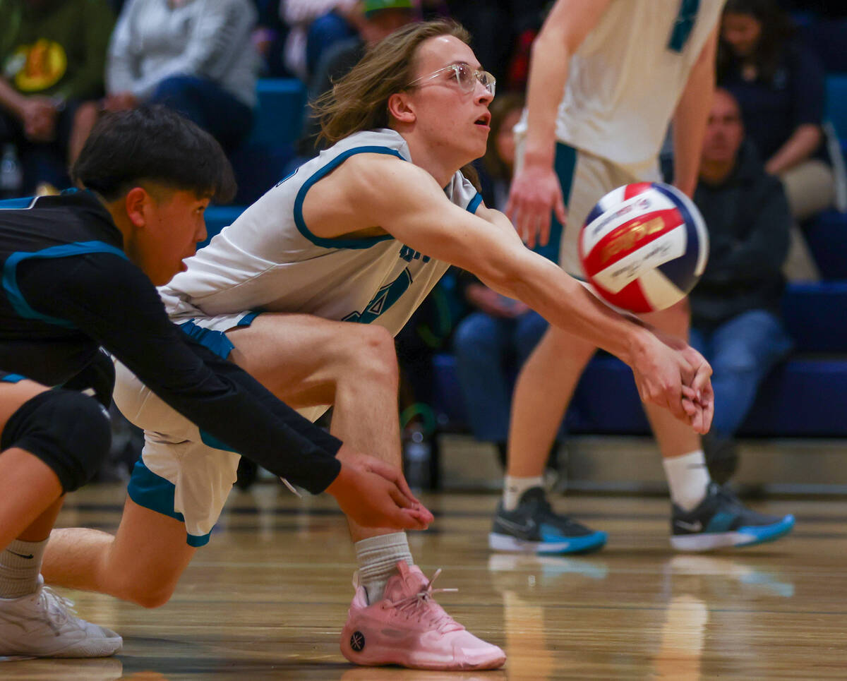 Somerset Sky Pointe Oliver MacFarlane (14), right, and libero Dallas Hashimoto (4) both dive fo ...